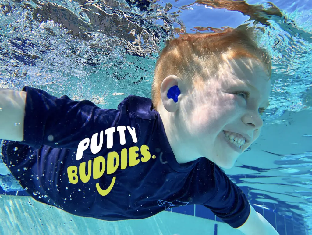 Jongen in het zwembad met Putty Buddies oordopjes