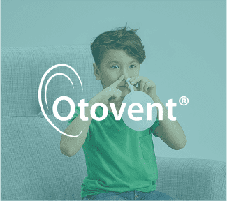 Kind gebruikt Otovent neusballon om druk in het oor te verlichten bij slijmoor