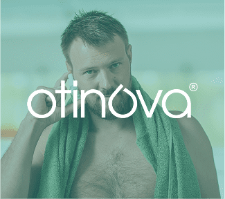 Man brengt Otinova oorspray aan in zijn oor ter behandeling van vochtgerelateerde irritatie en zwemmersoor