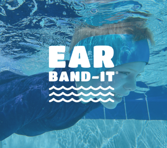 Kind zwemt met een Ear Band-It hoofdband om water uit het oor te houden